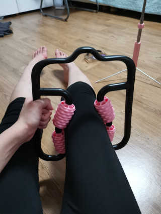 뭅뭅 바디핏레그롤러 종아리 허벅지 하체 마사지기 — 4.5점을 준 리뷰어가 2019년 9월 올린 사용 사진