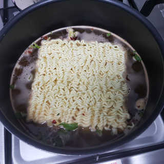 라면 그대로가 제일 맛있는 더엄마라면 — 5점을 준 리뷰어가 2019년 7월 올린 사용 사진