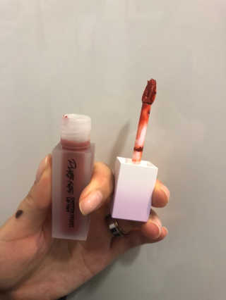 터치인솔 프리티필터 쉬폰 벨벳 립틴트 — 4점을 준 리뷰어가 2018년 10월 올린 사용 사진
