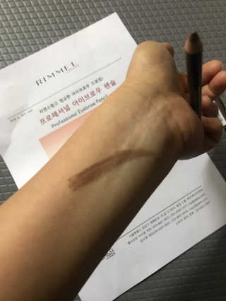 림멜 프로페셔널 아이브로우 펜슬 1+1 — 5점을 준 리뷰어가 2019년 11월 올린 사용 사진