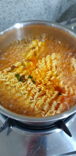 라면 그대로가 제일 맛있는 더엄마라면 — 5점을 준 리뷰어가 2019년 9월 올린 사용 사진