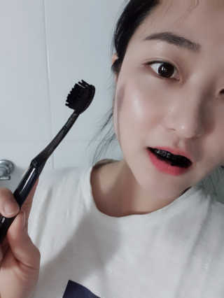 the naked object 디블랙팩치약 디블랙칫솔 세트 — 4.5점을 준 리뷰어가 2019년 3월 올린 사용 사진