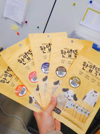 [펫토리아] 강아지,고양이겸용 짜먹는 한입뚝딱 — 4.5점을 준 리뷰어가 2019년 1월 올린 사용 사진