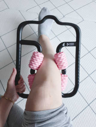 뭅뭅 바디핏레그롤러 종아리 허벅지 하체 마사지기 — 5점을 준 리뷰어가 2019년 10월 올린 사용 사진