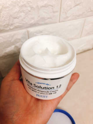 지고트 비타솔루션12 모이스처 앰플 크림 100ml — 4.5점을 준 리뷰어가 2019년 6월 올린 사용 사진