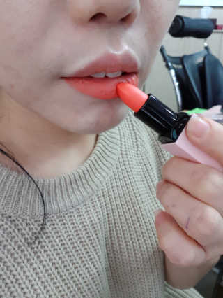FM메이크업 벨벳 크리미 립스틱 05리얼코랄 — 4점을 준 리뷰어가 2018년 3월 올린 사용 사진