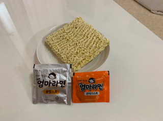 라면 그대로가 제일 맛있는 더엄마라면 — 4.5점을 준 리뷰어가 2019년 6월 올린 사용 사진