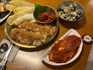 [동네맛집족발] 4개 족발 중 택1 — 3.5점을 준 리뷰어가 2019년 11월 올린 사용 사진