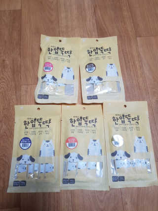 [펫토리아] 강아지,고양이겸용 짜먹는 한입뚝딱 — 5점을 준 리뷰어가 2019년 1월 올린 사용 사진