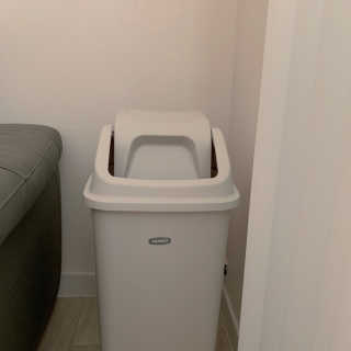 창신리빙 프랑코 퍼블릭 스윙 휴지통 10L, 25L, 35L — 5점을 준 리뷰어가 2019년 9월 올린 사용 사진
