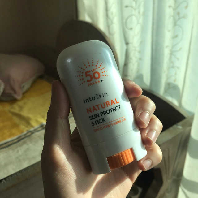 인투스킨 내추럴 선 프로텍트 스틱 리뷰 사진