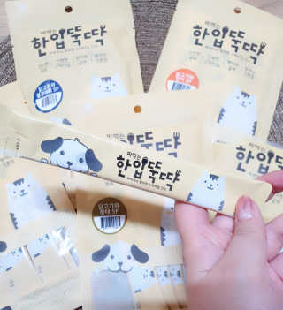 [펫토리아]짜먹는 한입뚝딱 강아지.고양이 마약간식 — 5점을 준 리뷰어가 2019년 8월 올린 사용 사진