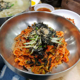 칼국수에끌림 [칼국수에 끌림] 손칼국수+비빔칼국수+왕만두4개 — 5점을 준 리뷰어가 2018년 9월 올린 사용 사진