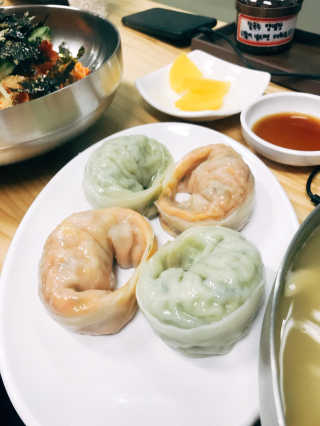 칼국수에끌림 [칼국수에 끌림] 손칼국수+비빔칼국수+왕만두4개 — 4.67점을 준 리뷰어가 2018년 10월 올린 사용 사진