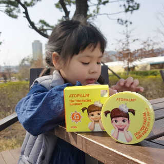 아토팜 톡톡 페이셜 선팩트 SPF43 PA+++ — 4.33점을 준 리뷰어가 2018년 4월 올린 사용 사진