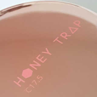 Honey Trap 톤 업 파운데이션 쿠션(W22.5,C17.5) — 3점을 준 리뷰어가 2018년 1월 올린 사용 사진