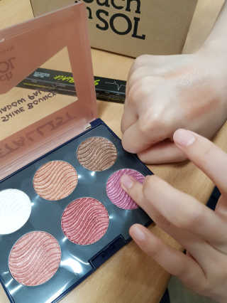 터치인솔 섀도우 팔레트와 젤아이라이너 펄덕후 세트 — 5점을 준 리뷰어가 2018년 7월 올린 사용 사진