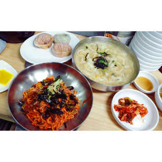 칼국수에끌림 [칼국수에 끌림] 손칼국수+비빔칼국수+왕만두4개 — 5점을 준 리뷰어가 2018년 11월 올린 사용 사진