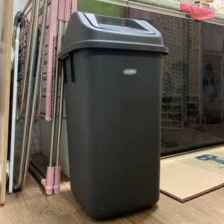 창신리빙 프랑코 퍼블릭 스윙 휴지통 10L, 25L, 35L — 5점을 준 리뷰어가 2019년 9월 올린 사용 사진