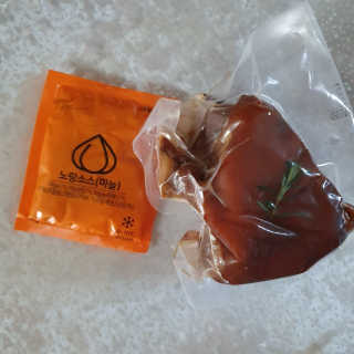 행복먹거리공작소 맥족. 맥주에 빠진 족발 550g + 마늘소스 70g — 5점을 준 리뷰어가 2020년 2월 올린 사용 사진