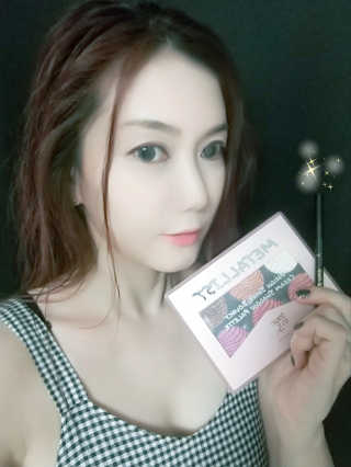 터치인솔 섀도우 팔레트와 젤아이라이너 펄덕후 세트 — 5점을 준 리뷰어가 2018년 7월 올린 사용 사진