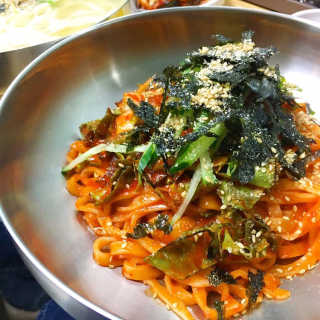 칼국수에끌림 [칼국수에 끌림] 손칼국수+비빔칼국수+왕만두4개 — 5점을 준 리뷰어가 2018년 10월 올린 사용 사진