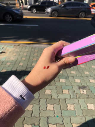 [블랙루즈] 에어 핏 벨벳 틴트 시즌2 中 택1+랜덤1 — 4.17점을 준 리뷰어가 2018년 10월 올린 사용 사진