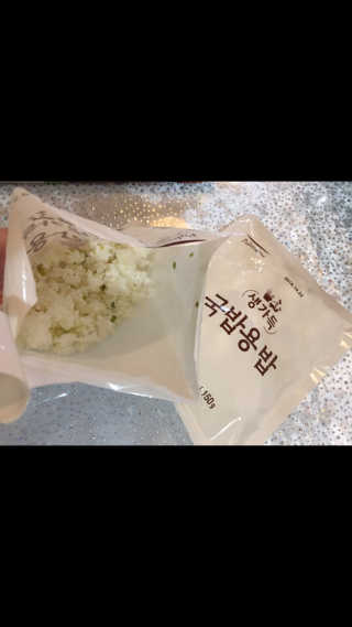 [풀무원] 사골곰탕국밥 황태해장국밥 — 5점을 준 리뷰어가 2018년 6월 올린 사용 사진