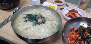 칼국수에끌림 [칼국수에 끌림] 손칼국수+비빔칼국수+왕만두4개 — 4.5점을 준 리뷰어가 2018년 10월 올린 사용 사진