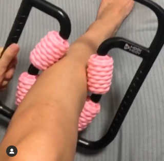 뭅뭅 바디핏레그롤러 종아리 허벅지 하체 마사지기 — 4.5점을 준 리뷰어가 2019년 11월 올린 사용 사진