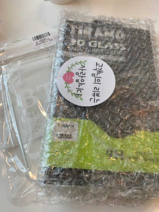 티라노 강화유리 티라노 프리미엄 아이폰 3D 풀점착 풀커버 — 5점을 준 리뷰어가 2019년 8월 올린 사용 사진