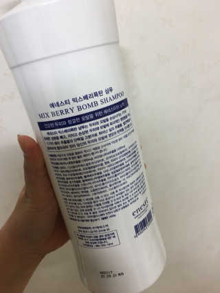 (주)에네스티 믹스베리 단백질 폭탄 샴푸 1000g — 5점을 준 리뷰어가 2017년 12월 올린 사용 사진
