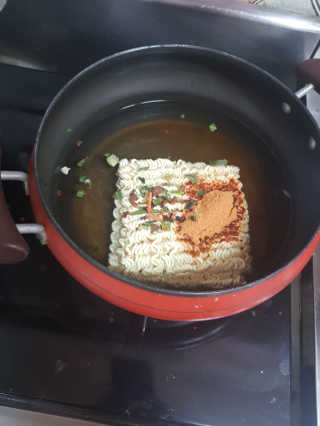 라면 그대로가 제일 맛있는 더엄마라면 — 3.5점을 준 리뷰어가 2019년 7월 올린 사용 사진