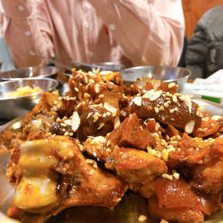 [동네맛집족발] 4개 족발 중 택1 — 5점을 준 리뷰어가 2020년 2월 올린 사용 사진