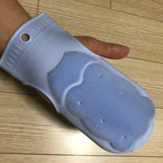 코네코맘 실리콘 바디브러쉬 세안솔 2개입 컬러랜덤 — 5점을 준 리뷰어가 2018년 11월 올린 사용 사진