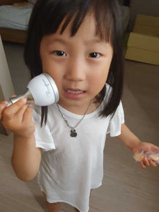 [더마퀸]쿨링스틱 페이스앤아이 — 5점을 준 리뷰어가 2019년 5월 올린 사용 사진