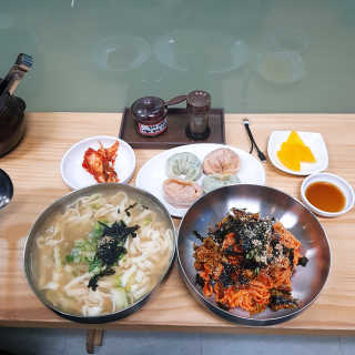칼국수에끌림 [칼국수에 끌림] 손칼국수+비빔칼국수+왕만두4개 — 5점을 준 리뷰어가 2018년 9월 올린 사용 사진