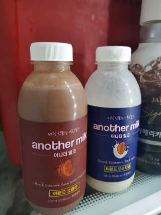 식사대용 아몬드밀크 어나더밀크 500ml X 2병 — 4.83점을 준 리뷰어가 2018년 8월 올린 사용 사진