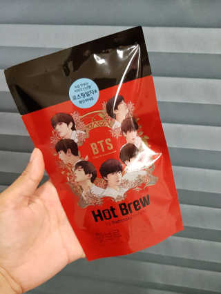한국야쿠르트 콜드브루, 핫브루 액상스틱 BTS 일러스트 — 2.33점을 준 리뷰어가 2018년 11월 올린 사용 사진