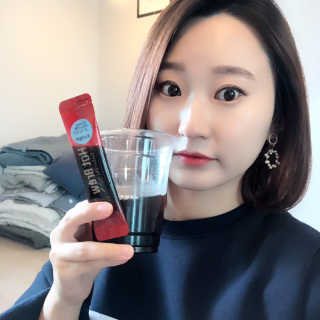 한국야쿠르트 콜드브루, 핫브루 액상스틱 BTS 일러스트 — 4.17점을 준 리뷰어가 2018년 11월 올린 사용 사진