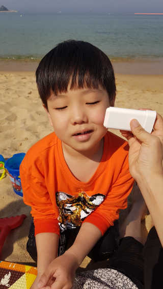 아토팜 야외놀이 선스틱 SPF50+ PA++++ — 4.5점을 준 리뷰어가 2019년 5월 올린 사용 사진