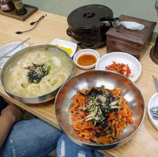 칼국수에끌림 [칼국수에 끌림] 손칼국수+비빔칼국수+왕만두4개 — 5점을 준 리뷰어가 2018년 9월 올린 사용 사진