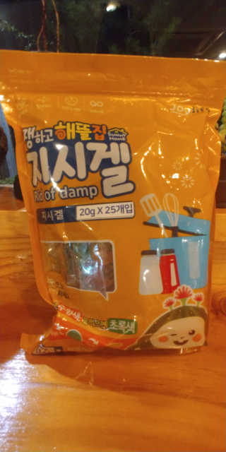 쨍하고 해뜰집 재사용 가능한 로하스 인증 지시겔 제습제 25g 20개입 — 5점을 준 리뷰어가 2019년 9월 올린 사용 사진