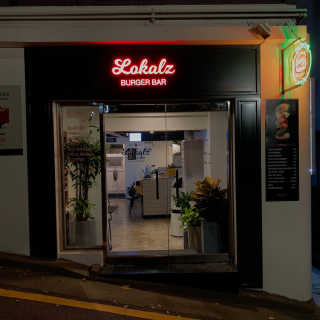 LOKALZ 스파이시버거,치즈버거,감자튀김,치킨윙 — 5점을 준 리뷰어가 2018년 11월 올린 사용 사진