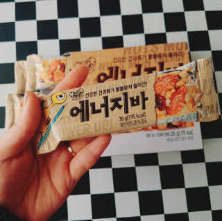 견과가 똘똘 뭉쳐들어간 넛츠몬 에너지바 1BOX 6개입 — 5점을 준 리뷰어가 2018년 1월 올린 사용 사진