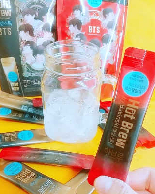 한국야쿠르트 콜드브루, 핫브루 액상스틱 BTS 일러스트 — 5점을 준 리뷰어가 2018년 11월 올린 사용 사진