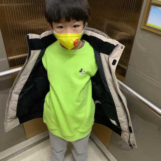 인디고뱅크키즈 레트로 미키 그래픽 맨투맨 — 5점을 준 리뷰어가 2020년 2월 올린 사용 사진