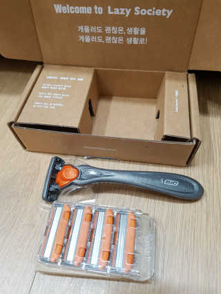 레이지 소사이어티 [레이지소사이어티] Simple BIC 3중날 면도기 — 3.67점을 준 리뷰어가 2018년 5월 올린 사용 사진