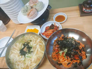 칼국수에끌림 [칼국수에 끌림] 손칼국수+비빔칼국수+왕만두4개 — 4.67점을 준 리뷰어가 2018년 10월 올린 사용 사진