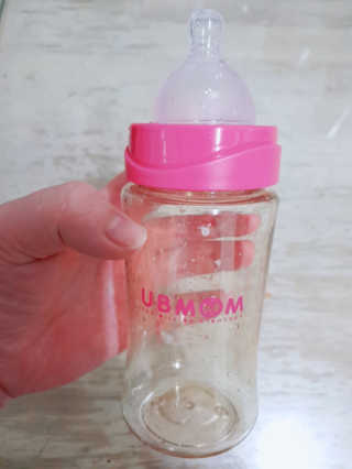 유비맘 PPSU 젖병 노꼭지_260ml_컬러 랜덤 발송 — 2점을 준 리뷰어가 2020년 3월 올린 사용 사진